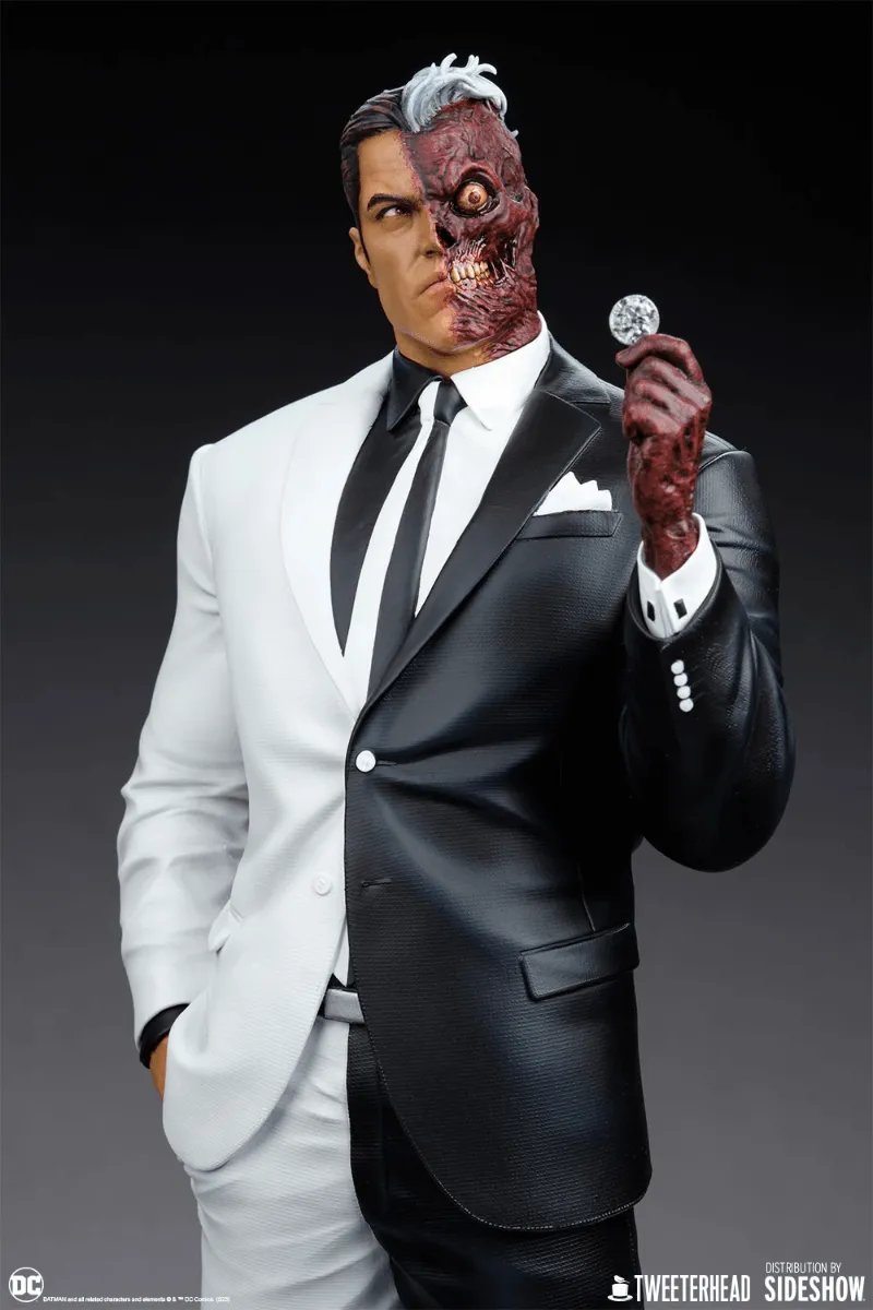 Batman - Two Face 1:6 Scale Maquette - Image 10