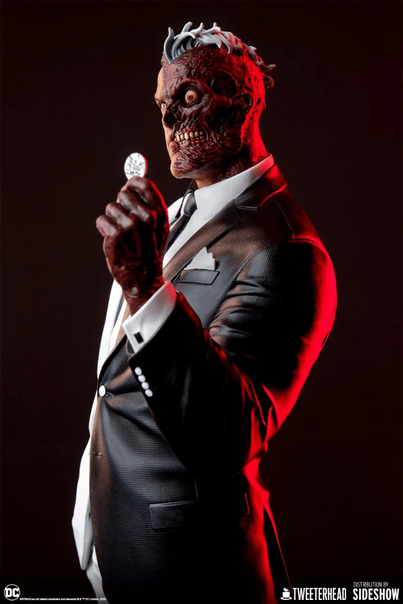 Batman - Two Face 1:6 Scale Maquette - Image 3