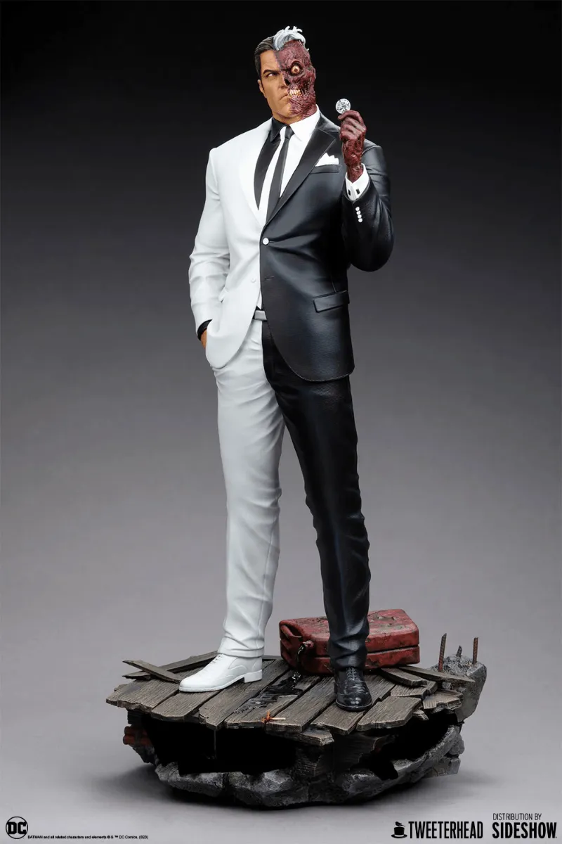Batman - Two Face 1:6 Scale Maquette - Image 4