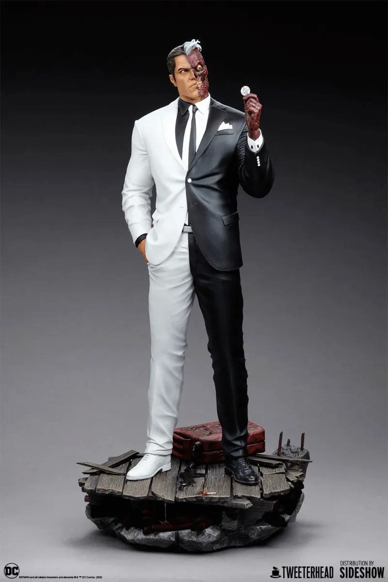 Batman - Two Face 1:6 Scale Maquette - Image 5