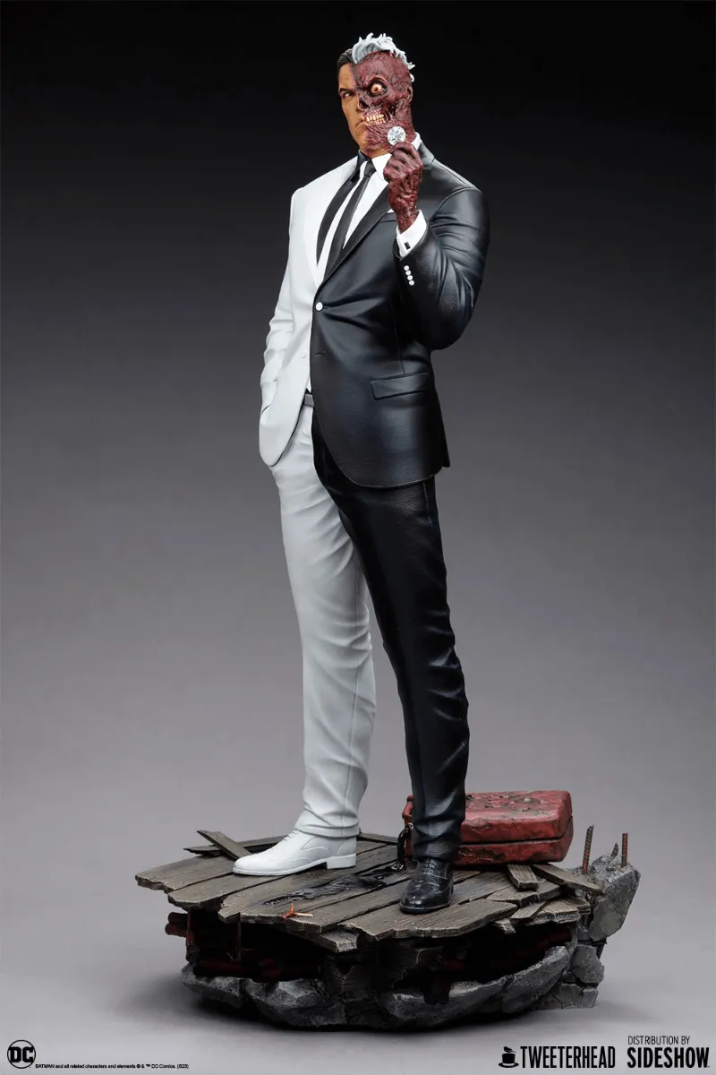 Batman - Two Face 1:6 Scale Maquette - Image 9