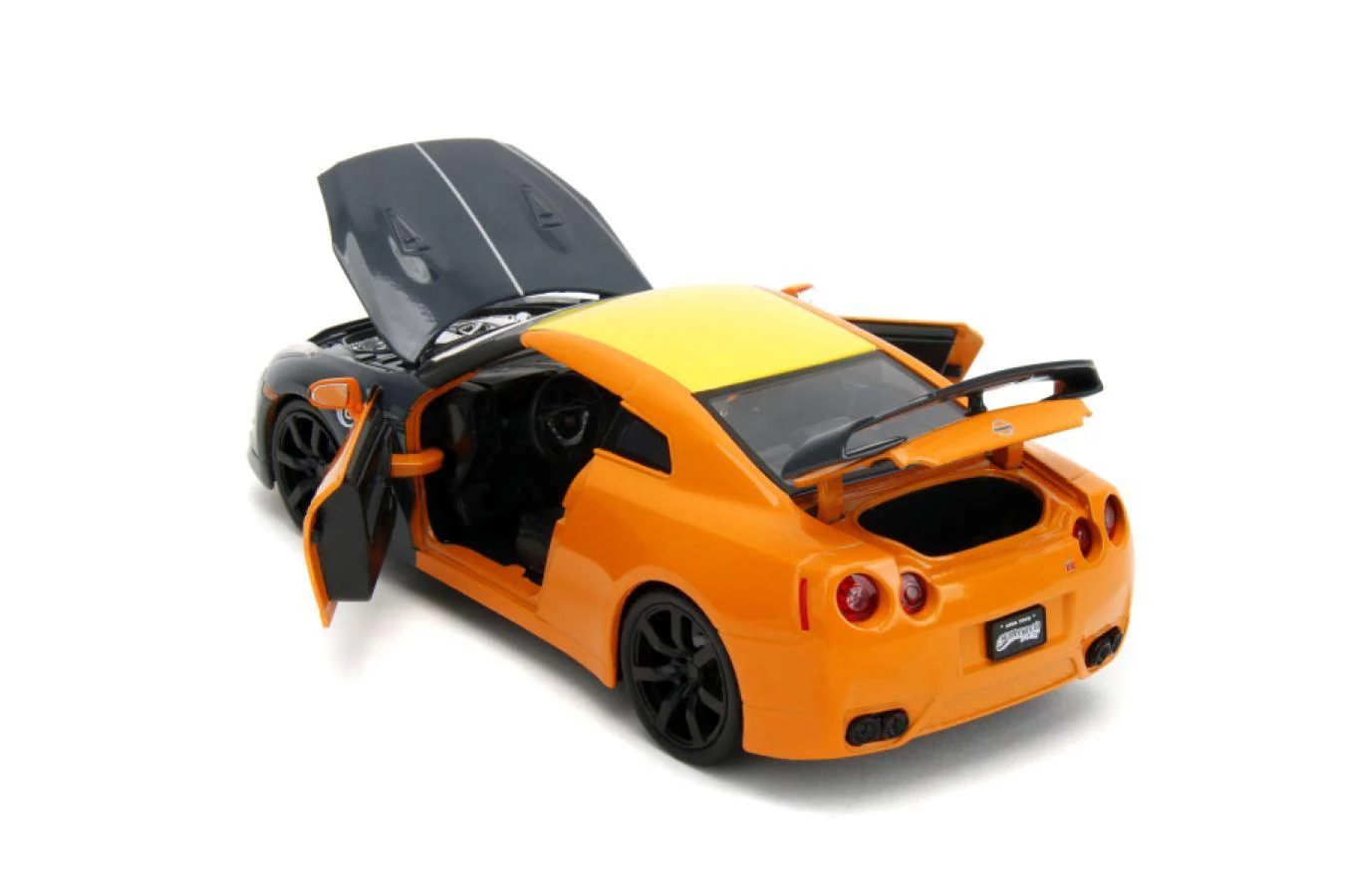 Naruto - Nissan GT-R R35 (2009) 1:24 Scale with Naruto Figure Hollywood Rides Diecast Vehicle - Image 9