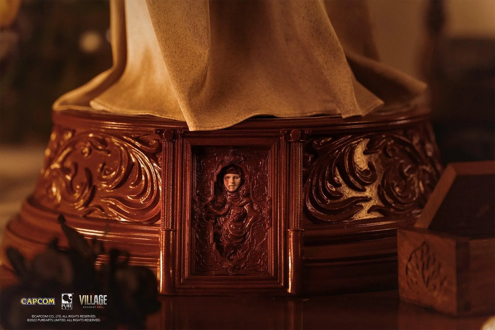 Resident Evil - Lady Dimitrescu 1:4 Scale Statue - Image 16