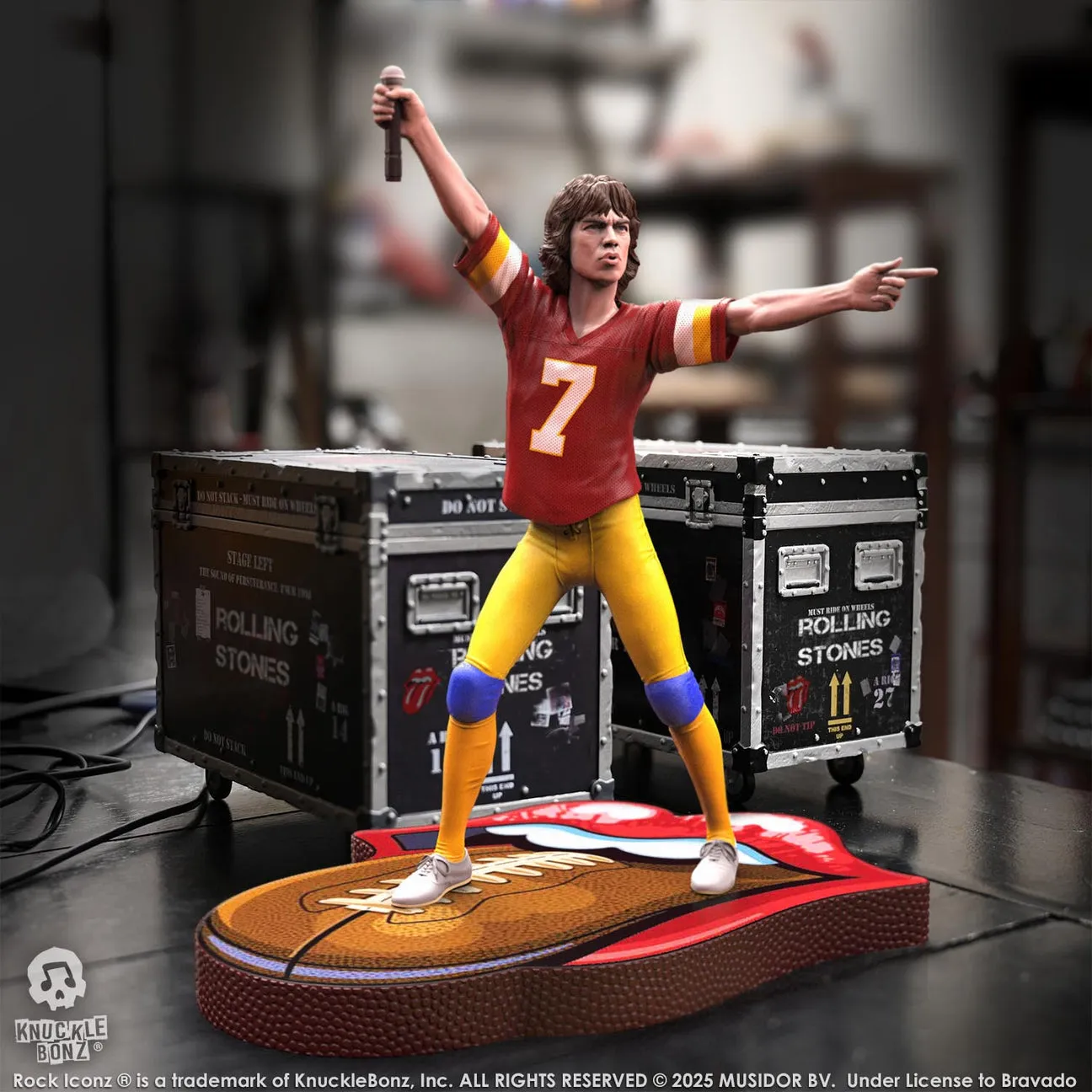 Rolling Stones - Mick Jagger Tour '81 (Burgundy Jersey) Statue - Image 6