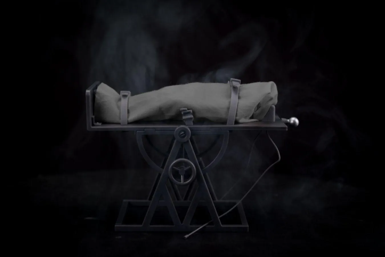 Universal Monsters - Frankenstein Deluxe Box Set - Image 20