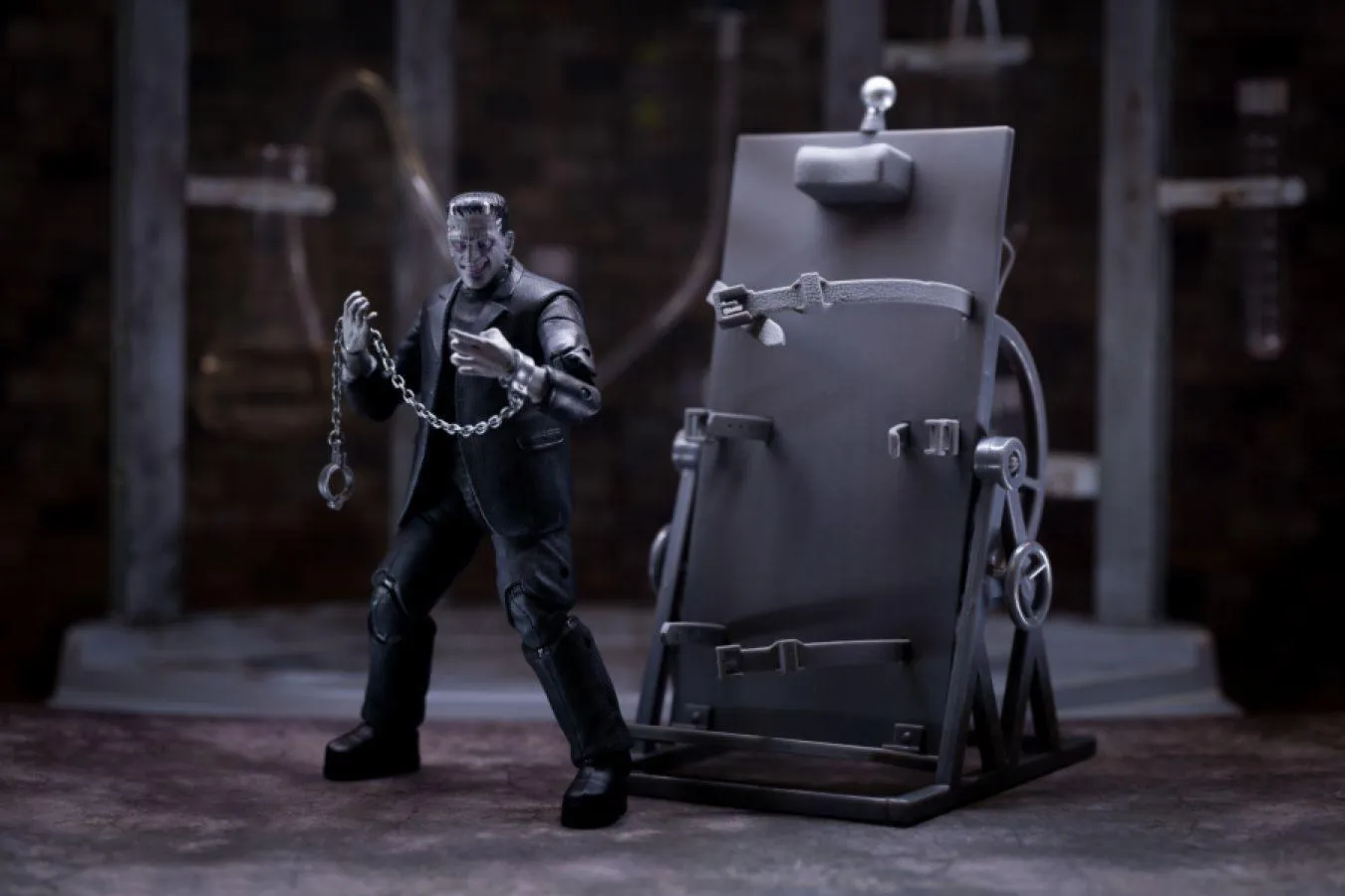 Universal Monsters - Frankenstein Deluxe Box Set - Image 23