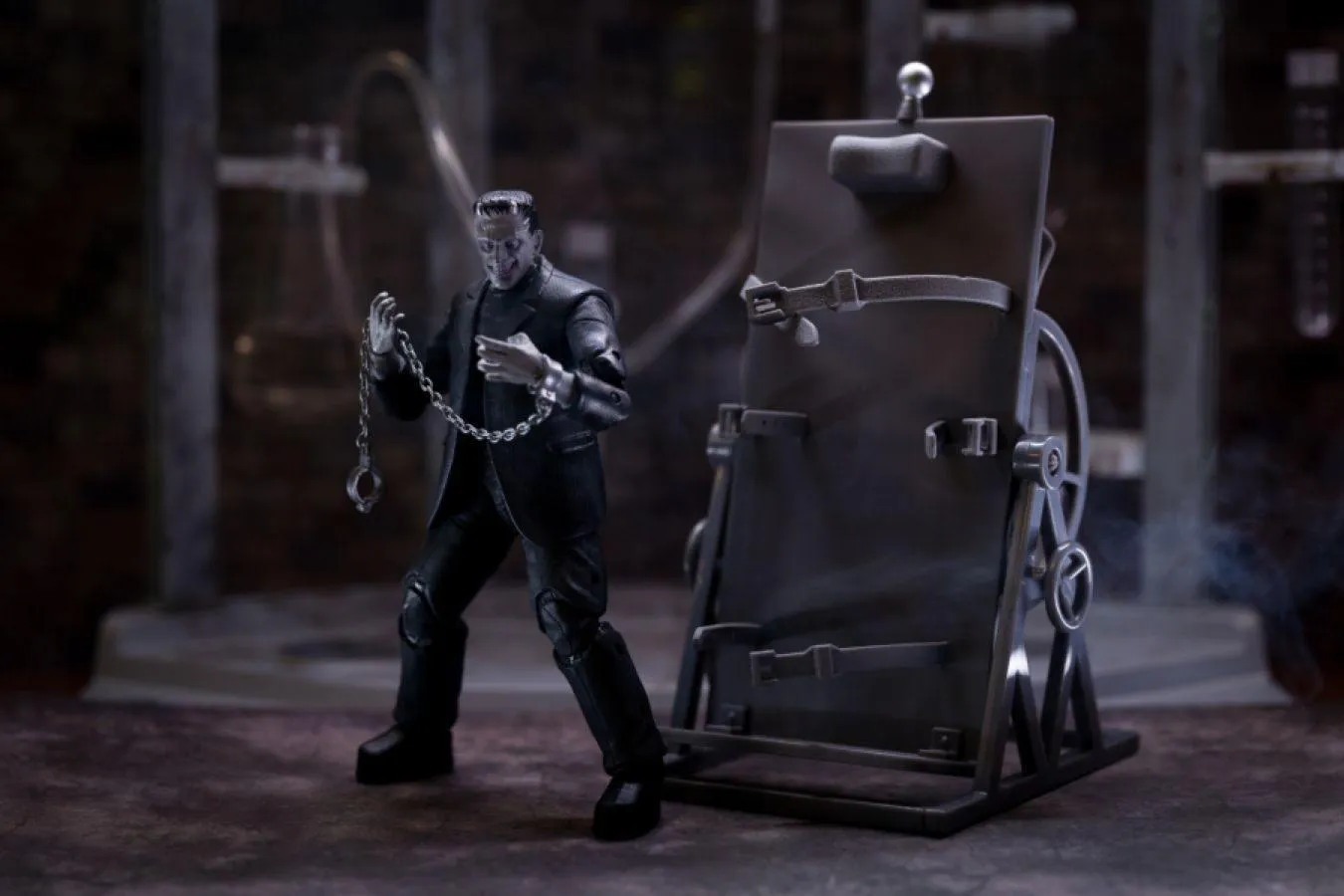 Universal Monsters - Frankenstein Deluxe Box Set - Image 24