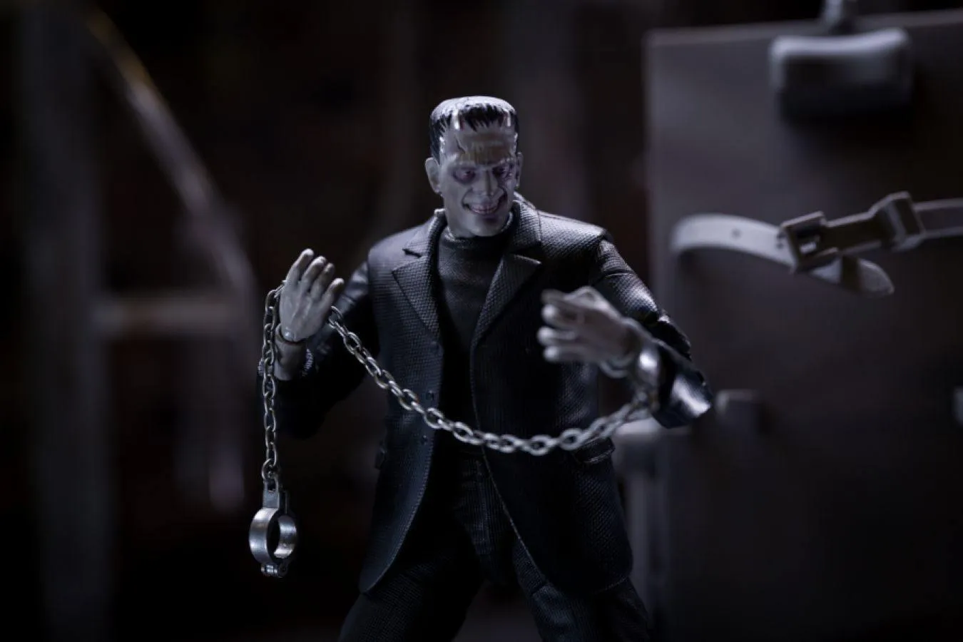 Universal Monsters - Frankenstein Deluxe Box Set - Image 26